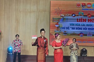 新加坡传统服饰秀。