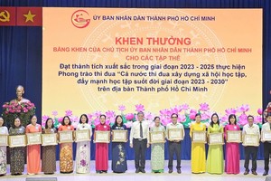 市教育培训厅向各所中心颁发奖状。