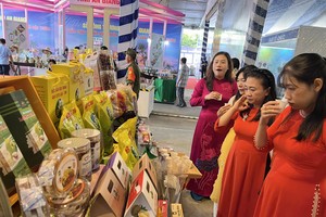 12 月 19 日至 21 日 在 胡志明市（TPHCM）头顿坊 举行2025 年 OCOP 产品周、特色产品推介暨供需对接活动上，各类农产品及特色产品亮相。