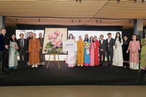 《越南54个民族莲花图》画作拍卖。