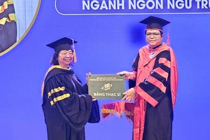 胡志明市各民族文学艺术协会常务副主席张四妹获颁发毕业证书。