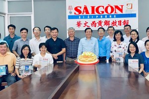 本报工作人员在2025年越南革命新闻日100周年(1925.6.21-2025.6.21)纪念活动中合影。