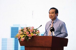 市人委会主席阮文得在会上发表讲话。