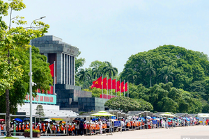 游客前往多个文化历史景点