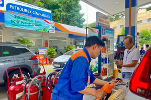 民众在胡志明市滨城坊范鸿泰街的加油站加注E10汽油