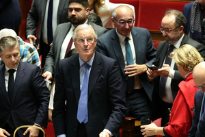 法国原总理巴尼耶（Michel Barnier）(中间)