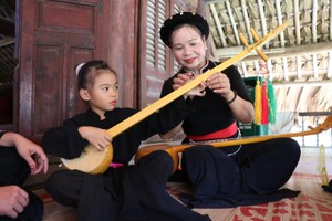 在原宣光省山阳县新潮乡的天曲与天琴俱乐部，年长艺人正在向年轻一代传授天琴技艺。