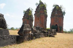 大量文物碎片散落于广阔区域，远超既有发掘范围。