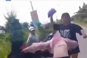 一名少女遭多名女子以安全帽猛击头部