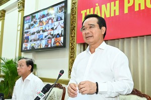 市人委会主席阮文得在会议上发表指导讲话。