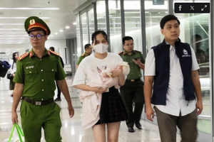 工作组在内牌机场押送嫌疑人吴氏绣。