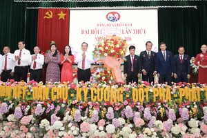 市委副书记阮福禄向大会赠送鲜花表示祝贺。