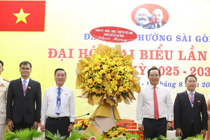 市人委会主席阮文得与市人民议会常务副主席范成坚代表市委、市人民议会、市人民委员会、市越南祖国阵线委员会向大会赠送鲜花表示祝贺。