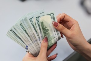 在金融中心所有1000美元以上电子交易须上报 