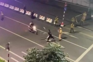 工作小组拦截两名青年闯入禁行路段.