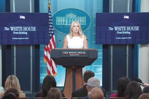 8月19日，白宫新闻秘书莱维特表示，美国商务部正在推进美政府收购英特尔公司10%股份一事。