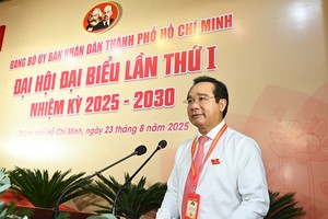 胡志明市人委会主席阮文得发表讲话。