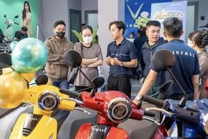 顾客亲临VFXanh门店体验电动摩托车。