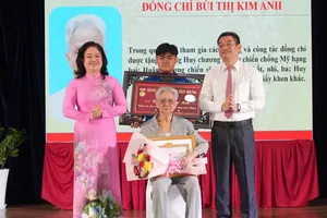 市委常务处委员、市委内政处主任阮氏美姮向裴氏金英颁授60年党龄纪念章。