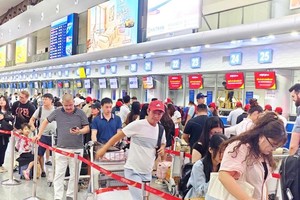 各家航空公司加班增票, 以满足国庆假期航空出行需求激增。