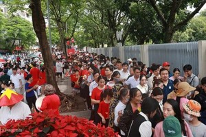 民众排队等候进入胡志明主席陵。 