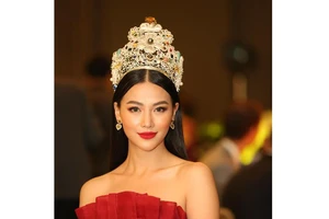 Phương Khánh xuất hiện quyến rũ tại đêm chung kết Miss Earth Singapore 2019