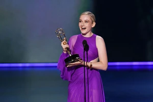 Julia Garner mặc đầm của nhà thiết kế Việt nhận giải thưởng Emmy 2019