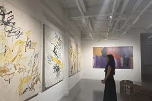 Khách tham quan triển lãm
