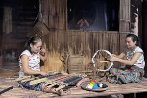 Bên cạnh các hiện vật, hình ảnh trưng bày, khách tham quan còn được trải nghiệm xem các nghệ nhân dệt thổ cẩm.