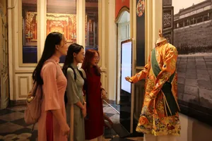 Các bạn trẻ tham quan, tìm hiểu y phục Việt qua các thời kỳ