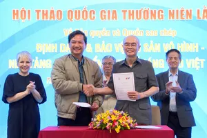 Phó Tổng Biên tập phụ trách Báo và Phát thanh - Truyền hình An Giang Lê Văn Chuyển và ông Hoàng Trọng Quang, Chủ tịch Hiệp hội Quyền sao chép Việt Nam ký kết thỏa thuận hợp tác. Ảnh: THIỆN THANH