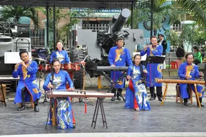 Tiết mục nghệ thuật truyền thống trong không gian Bảo tàng Chứng tích Chiến tranh sáng 24-12