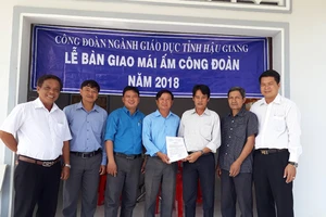 Công đoàn ngành Giáo dục Hậu Giang bàn giao "Mái ấm Công đoàn" cho thầy Nguyễn Quốc Phong, giáo viên trường THPT Tân Phú, TX Long Mỹ. Ảnh: LÊ NHƯ