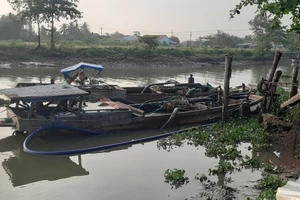 Vĩnh Long: Bắt 2 ghe khai thác cát trái phép trong đêm