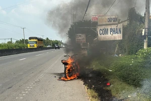 Xe gắn máy của vợ chồng công nhân bất ngờ bốc cháy ngùn ngụt trên Quốc lộ 1