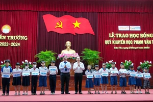 Lãnh đạo TP Cần Thơ trao học bổng cho các em học sinh tại buổi lễ