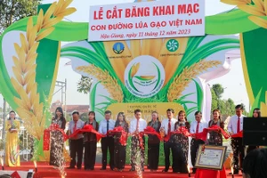 Cắt băng khai mạc triển lãm Con đường lúa gạo Việt Nam
