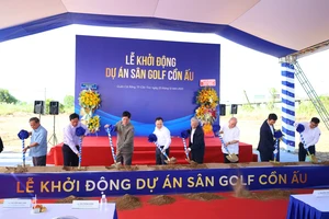 Các đại biểu khởi động dự án Sân golf Cồn Ấu