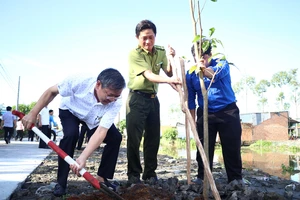 Ông Trương Cảnh Tuyên, Phó Chủ tịch Thường trực UBND tỉnh Hậu Giang (bìa trái) tham gia trồng cây sáng 6-7