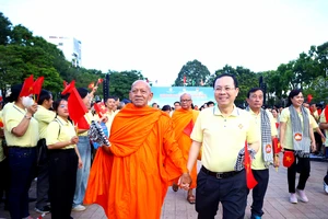 Bí thư Thành ủy TP Cần Thơ Nguyễn Văn Hiếu tham gia đi bộ "Đồng hành vì người nghèo"