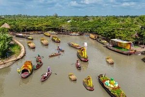 Chợ nổi nằm trong Làng du lịch Mỹ Khánh