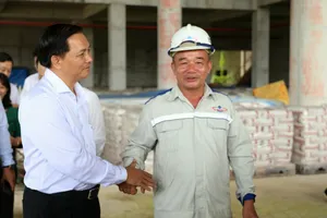 Chủ tịch UBND TP Cần Thơ Trần Văn Lâu đến thăm và động viên đội ngũ đang xây dựng Dự án Bệnh viện Ung bướu TP Cần Thơ