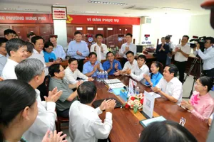 Thủ tướng Phạm Minh Chính kiểm tra và trao đổi với cán bộ tại Trung tâm phục vụ hành chính công phường Hưng Phú