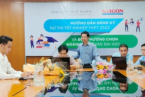 Quang cảnh buổi giao lưu về đăng ký dự thi tốt nghiệp THPT và xét tuyển đại học 2022, sáng 4-5. Ảnh: THỤY QUYÊN