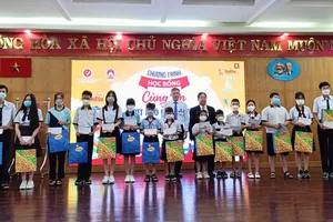 Học sinh được nhận học bổng “Cùng em vượt khó đến trường” do Sở GD-ĐT TPHCM trao tặng vào sáng 19-7