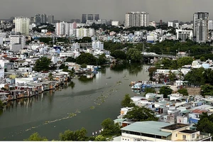 Rác trên rạch Ông Lớn (quận 7 và quận 8, TPHCM) sẽ trôi ra các sông lớn, làm ô nhiễm môi trường nước. Ảnh: HOÀNG HÙNG