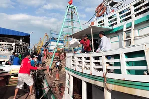 Ngư dân Bà Rịa - Vũng Tàu vận chuyển nhu yếu phẩm để chuẩn bị cho chuyến vươn khơi