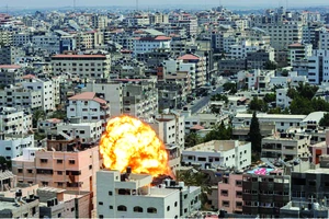 Cột lửa bốc lên tại Dải Gaza sau đợt không kích của Israel ngày 6-8. Ảnh: Reuters