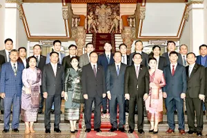 Chủ tịch UBND TPHCM Phan Văn Mãi tiếp đoàn đại biểu cấp cao các địa phương Lào. Ảnh: VIỆT DŨNG