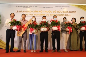 Bàn giao căn hộ phục vụ tái định cư